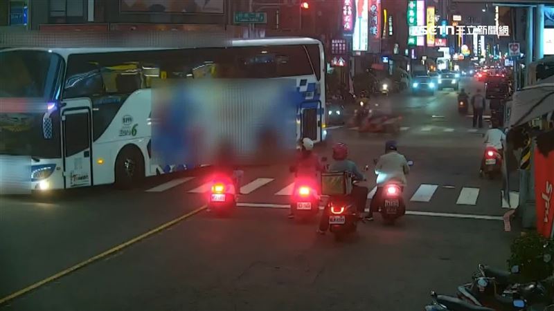 高雄有輛遊覽車直接停在路中央、水果行旁，路人以為是違停、讓遊客下車買水果