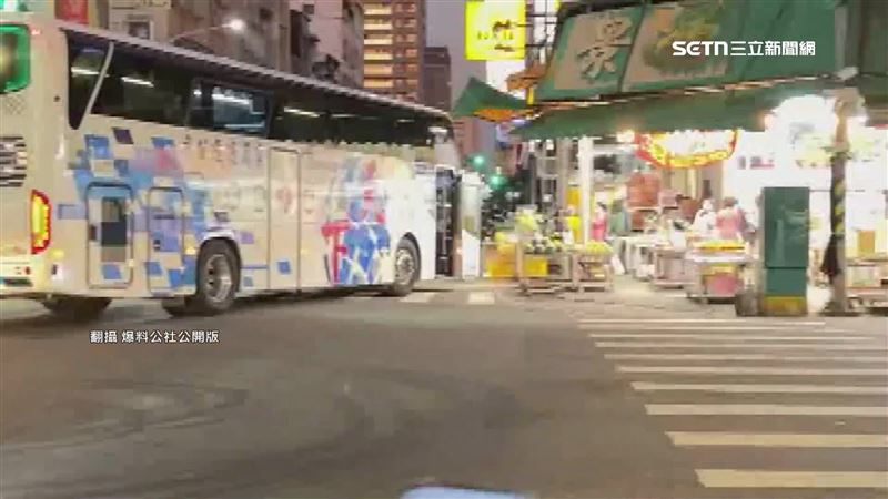 遊覽車轉彎不慎撞到水果行的遮雨棚