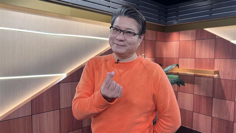 拍到一半被卡車撞　男星慘遭樹幹直插後背