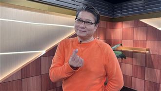 拍到一半被卡車撞　男星慘遭樹幹直插後背