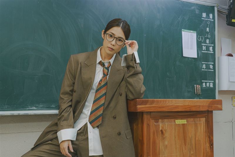 宇宙林思宇以「凶狠第八節代課老師」強勢登場。（圖／小公視提供）