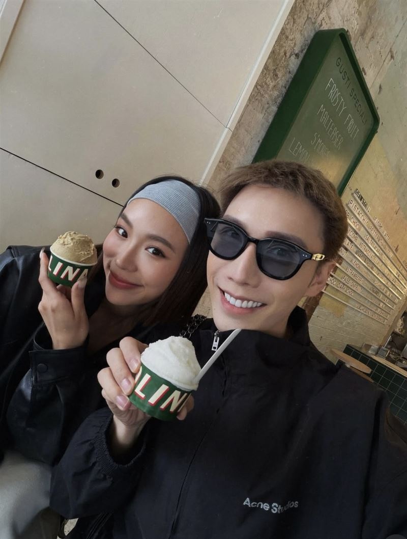 荔枝(左)跟網美小吳合照。(圖/美日發光提供)