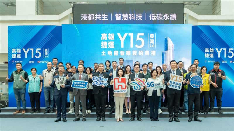 鴻海投資高雄再加碼!鴻海輪值CEO楊秋瑾今(12)日與市長陳其邁簽約,宣布投入159億元於亞灣Y15打造「智慧雙塔」旗艦總部。曾被譽為鴻海「隱形武器」的物流女王楊秋瑾,一身粉色勁裝現身,全程脫稿演說展現大將之風,更首創「員工安心宅」搶AI人才,並捐贈1900萬乳房攝影車回饋鄉里。圖為鴻海輪值CEO楊秋瑾