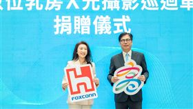 鴻海投資高雄再加碼！鴻海輪值CEO楊秋瑾今（12）日與市長陳其邁簽約，宣布投入159億元於亞灣Y15打造「智慧雙塔」旗艦總部。曾被譽為鴻海「隱形武器」的物流女王楊秋瑾，一身粉色勁裝現身，全程脫稿演說展現大將之風，更首創「員工安心宅」搶AI人才，並捐贈1900萬乳房攝影車回饋鄉里。圖為鴻海輪值CEO楊秋瑾。
