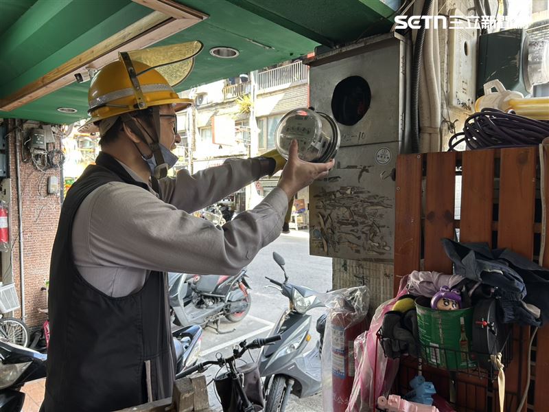 北投分局會同建管處、台電及自來水公司等單位執行斷水斷電。（圖／翻攝畫面）