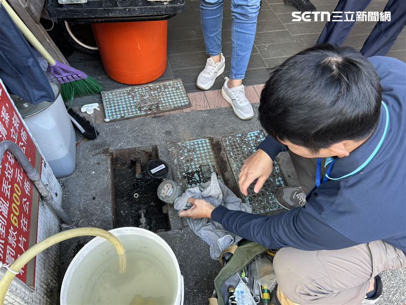 北投分局會同建管處、台電及自來水公司等單位執行斷水斷電。（圖／翻攝畫面）