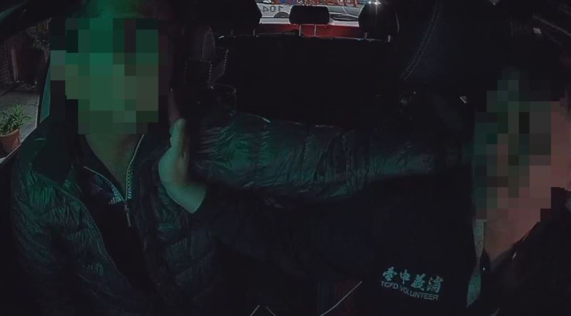 女運將嚇得把蘇姓小隊長推開，直喊：「真的太超過了」。(圖／投訴人提供)