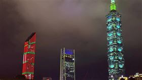 台北天空塔怕跨年煙火被認錯，昨晚先打出跑馬燈，寫著「我是台北天空塔」、「他→才是台北101」。（圖／翻攝自信義區三兩事臉書）