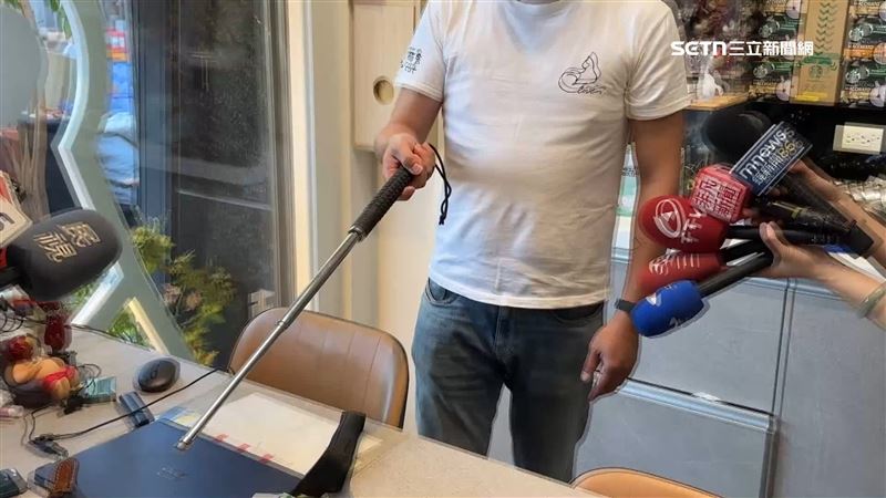 業者自稱拿出甩棍是為了自保