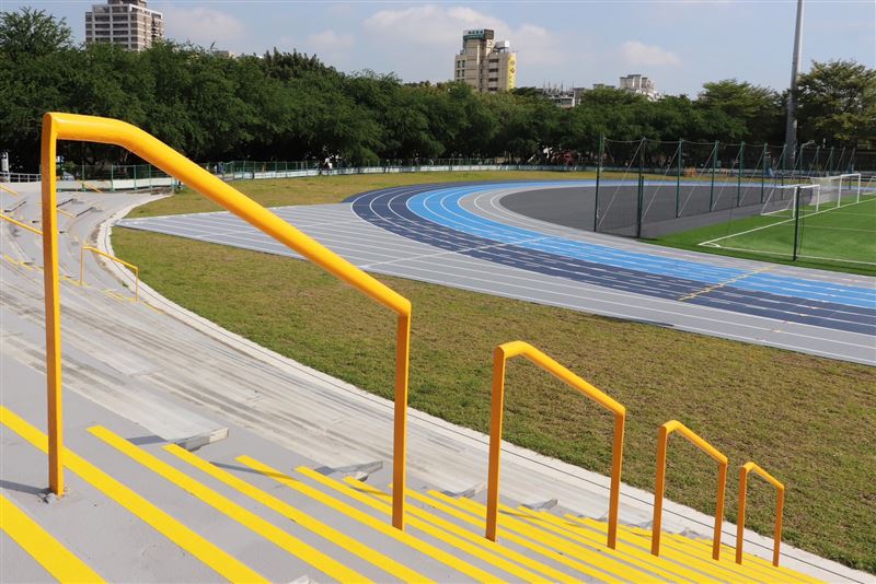 田徑場看臺樓梯漆面粉刷更換止滑條動線安全再升級。（圖／新北市政府提供）