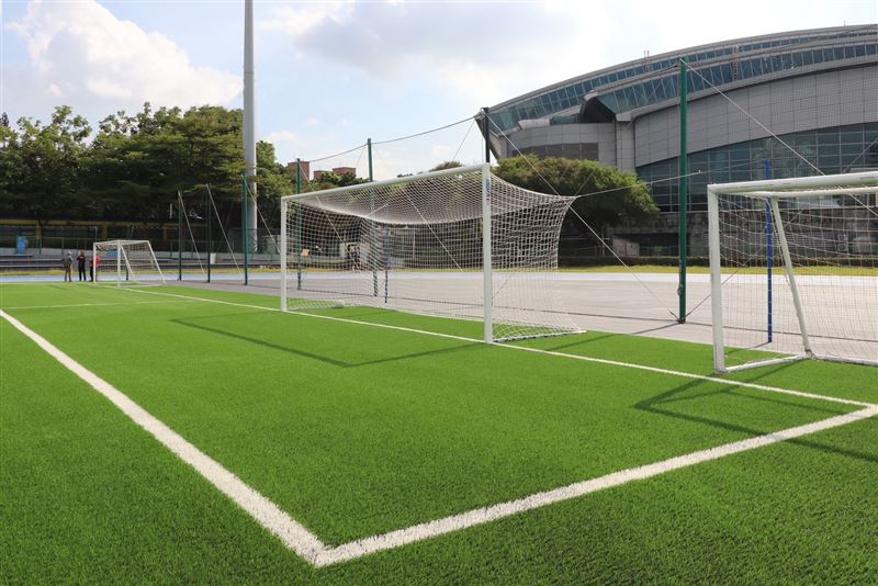 足球場人工草全面更新並新設圍網與照明系統。（圖／新北市政府提供）