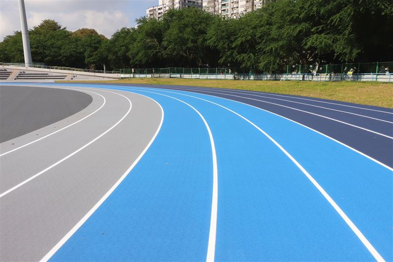 三色跑道分別代表不同配速道帶兼具美感與機能。（圖／新北市政府提供）