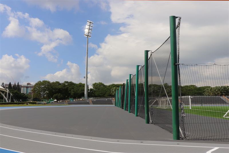 田徑場周邊設施同步升級更新後的圍網與場地配置讓訓練更安全。（圖／新北市政府提供）