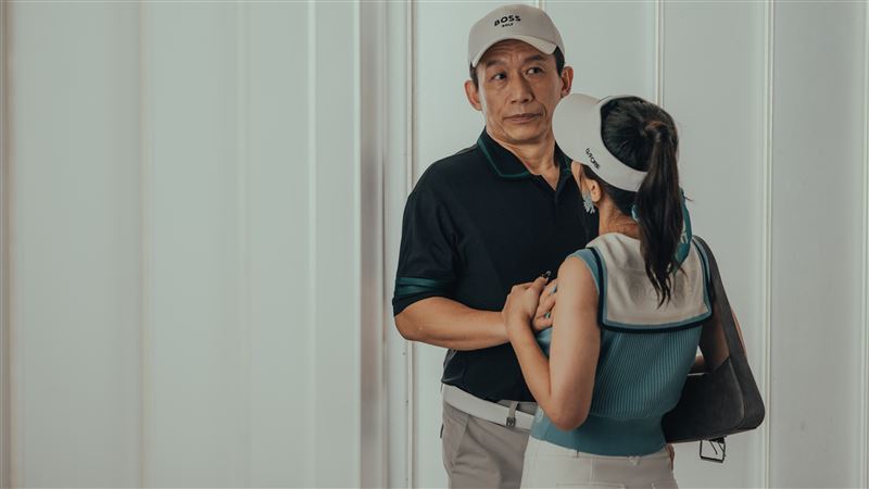 金曲歌后艾怡良（右）在《整形過後》隆胸，要求醫師幫她做成「又大又挺又尖」！（圖／六魚文創提供）