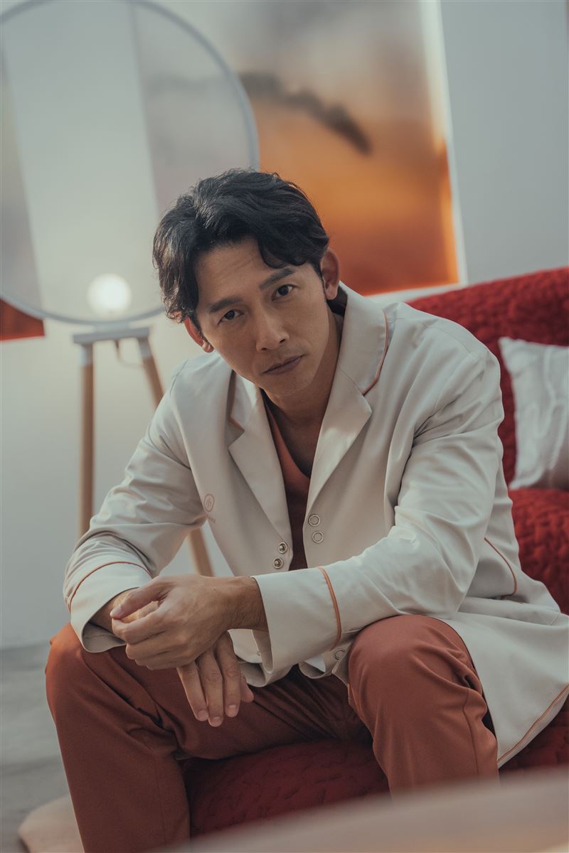 艾怡良要求飾演溫昇豪的醫師幫她做成「又大又挺又尖」。（圖／六魚文創提供）