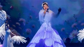 白冰冰站20公尺高台演唱。（圖／民視提供）