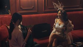 金曲歌后艾怡良（右）在《整形過後》隆胸，要求醫師幫她做成「又大又挺又尖」！（圖／六魚文創提供）