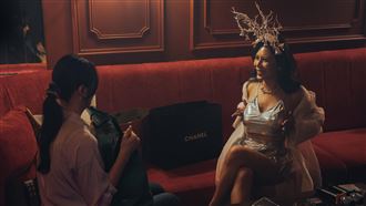 歌后變媽媽桑！為討好金主在醫生面前露奶