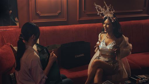 歌后變媽媽桑！為討好金主在醫生面前露奶