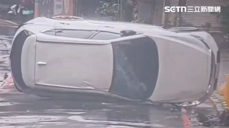 北市張男酒後駕車自撞路旁燈桿後翻覆。（圖／翻攝畫面）