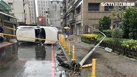 北市張男酒後駕車自撞路旁燈桿後翻覆。（圖／翻攝畫面）