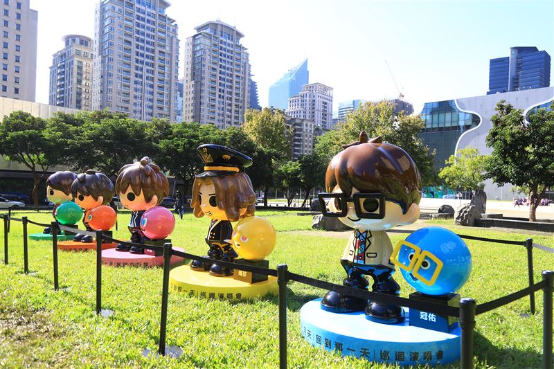 巨型五月天公仔，矗立在夏綠地公園。(圖／台中市政府新聞局提供)