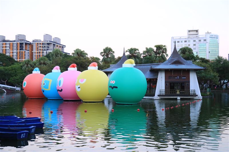 象徵五月天團員的五顆巨型大球，與湖心亭相互輝映。(圖／台中市政府新聞局提供)
