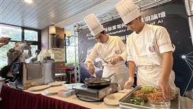 真人廚師與AI智能廚師比賽客家小炒（1）弘光科技大學12日舉辦「AI大浪潮！餐旅業如何乘風破浪」研討會，由真人廚師與AI智能廚師比賽客家小炒，餐旅系大二學生花費6分鐘完成菜品。中央社記者趙麗妍攝　114年12月12日