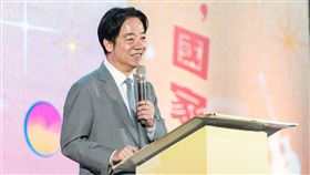 總統賴清德出席「青年百億海外圓夢基金計畫」成果交流展開展記者會，並逛展與青年交流互動（圖／總統府提供） 