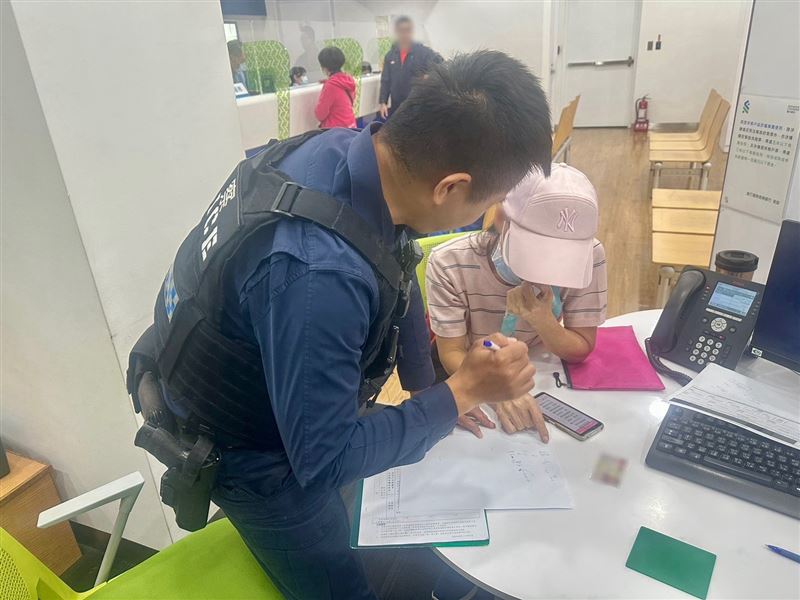 婦人恍然大悟，驚覺自己差點落入陷阱，連連向警方與行員鞠躬表達謝意。（圖／桃園電子報提供）