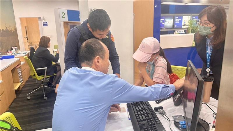 6旬婦聽信男網友誆騙投資，警苦勸守住