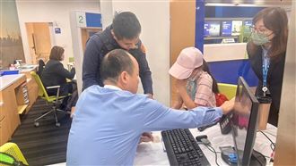 6旬婦聽信男網友誆騙投資，警苦勸守住