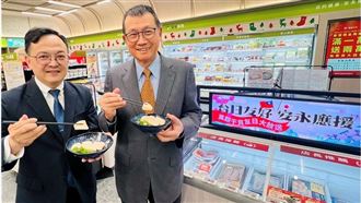 安永大健康事業大家長、崇越集團副董事長賴杉桂、安永大健康事業執行長林進賢響應台日友好，大啖干貝。（圖／業者提供）