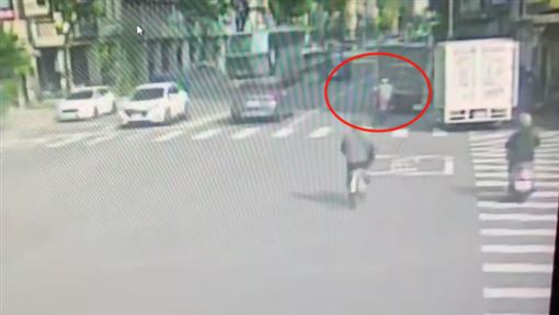 撞擊瞬間曝！勇警查詐騙...自撞身亡