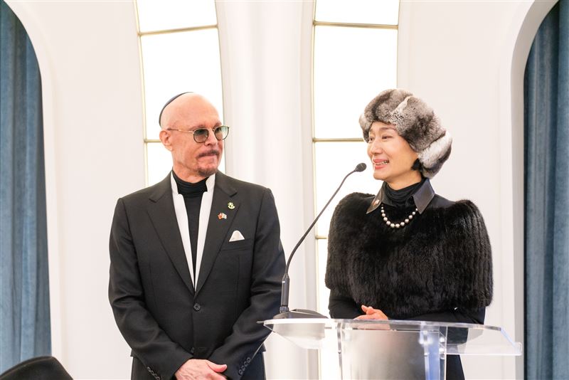 坣娜生前遺願曝光!這7個字「理所當然要勇敢」震撼逼哭網友,希望粉絲都好好的勇敢幸福過日子。(圖/張曼芸提供、時報出版提供、翻攝自《薛智偉坣娜猶台文化交流協會-Jewish Taiwan Cultural Association》臉書)