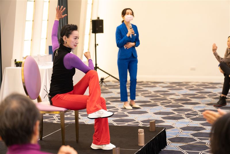 坣娜生前遺願曝光!這7個字「理所當然要勇敢」震撼逼哭網友,希望粉絲都好好的勇敢幸福過日子。(圖/張曼芸提供、時報出版提供、翻攝自《薛智偉坣娜猶台文化交流協會-Jewish Taiwan Cultural Association》臉書)