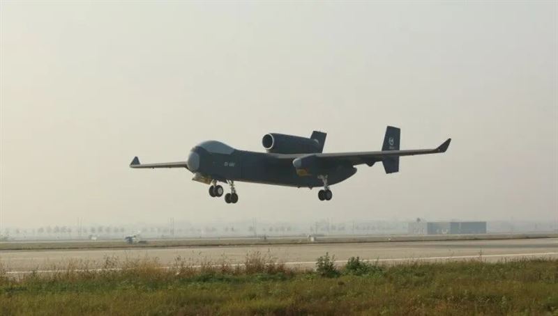 中國無人機航母「九天」11日成功在陝西蒲城首飛。（取自人民日報X@PDChinese）