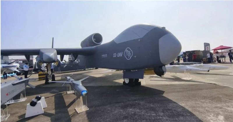 中國無人機航母「九天」最多可攜帶100枚滯空彈藥或小型無人機。（取自人民日報X@PDChinese）