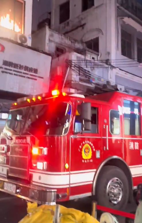 多台消防車前來救援，現場氣氛一度緊急。（圖／翻攝自微博）