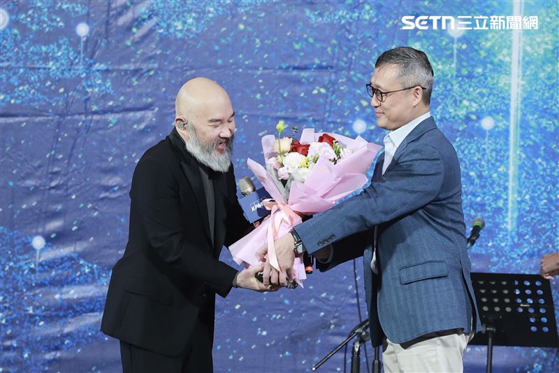 KPMG高層特地為辛龍獻花慶祝他首度復出。（圖／記者鄭孟晃攝影）