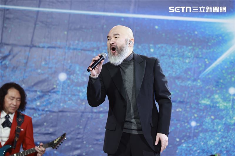 辛龍睽違5年復出受邀尾牙演出。（圖／記者鄭孟晃攝影）