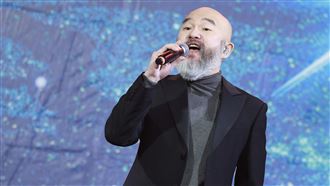 辛龍重返歌壇唱尾牙鬍子全白！全場喊加油