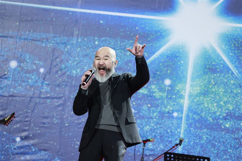 辛龍睽違5年復出受邀尾牙演出。（圖／記者鄭孟晃攝影）