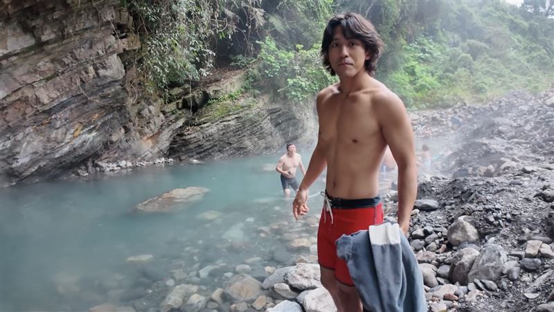 芃芃野溪溫泉回來了!網紅:可邊泡邊游泳