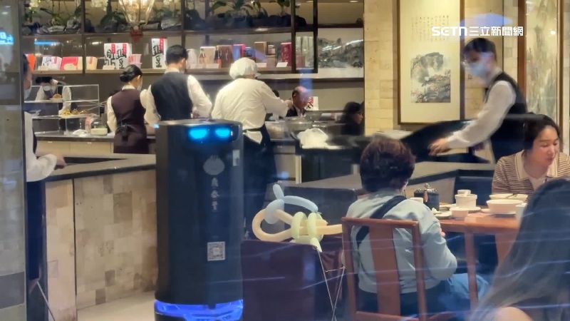 送餐機器人在走道間來回運送