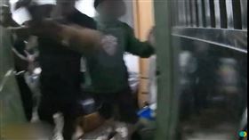 警方在煙霧瀰漫中逮捕失聯移工。（圖／翻攝畫面）