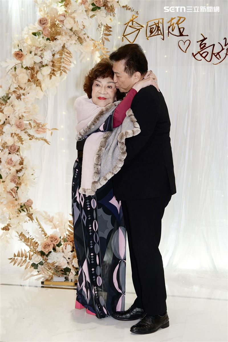 「阿姑」周遊(左)和老公李朝永參加高欣欣、李國超婚禮。(圖/記者鄭孟晃、趙于瑩攝影)