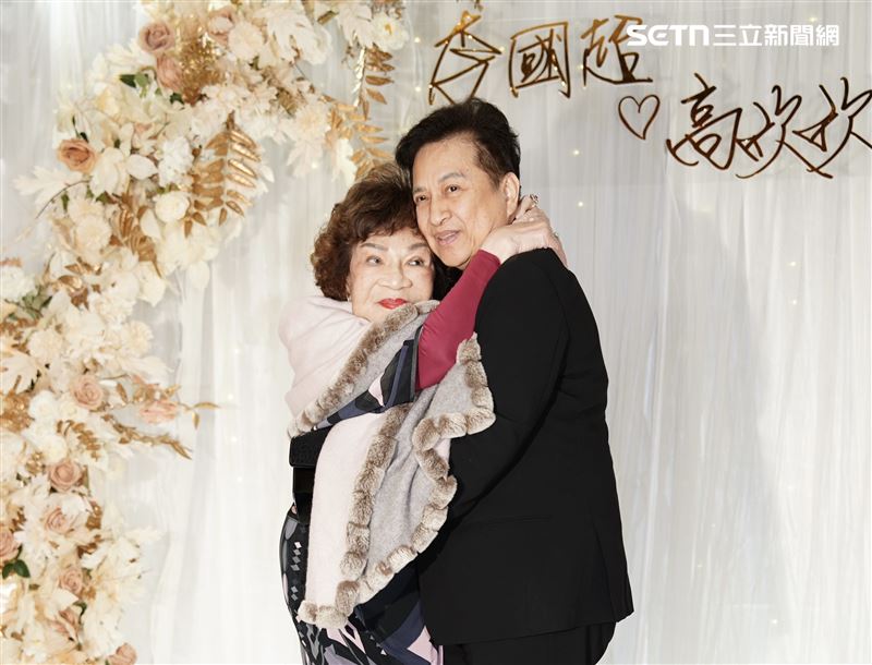 「阿姑」周遊(左)和老公李朝永參加高欣欣、李國超婚禮。(圖/記者鄭孟晃、趙于瑩攝影)