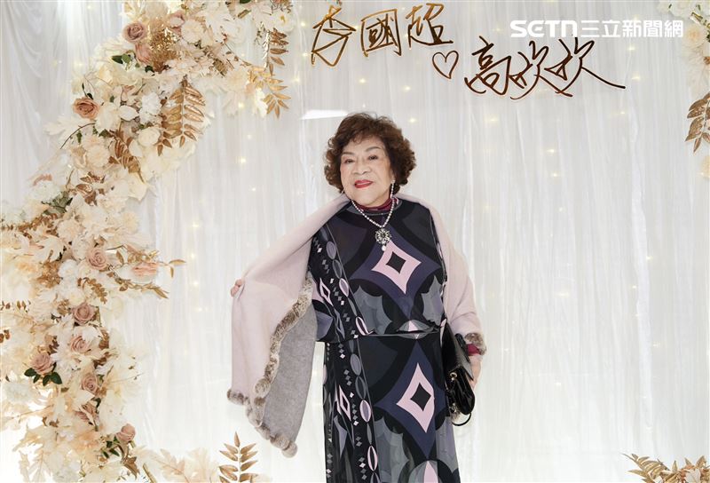 「阿姑」周遊大方包了兩萬塊紅包。(圖/記者鄭孟晃、趙于瑩攝影)