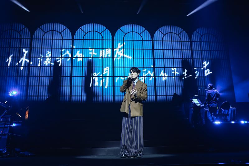 黃偉晉演唱會一連獨唱〈祝我幸福〉、〈祝你一路順風〉兩首經典歌曲。(圖/北流提供)